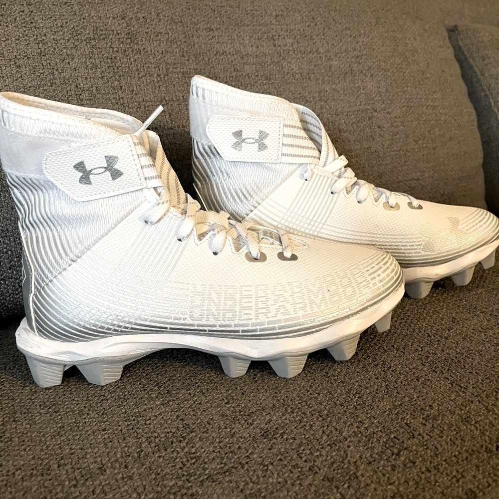 New Under Armour Boys Football cleats size 4.5Y